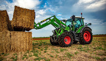 AGCO-NA-Fendt-300-stacking-hay